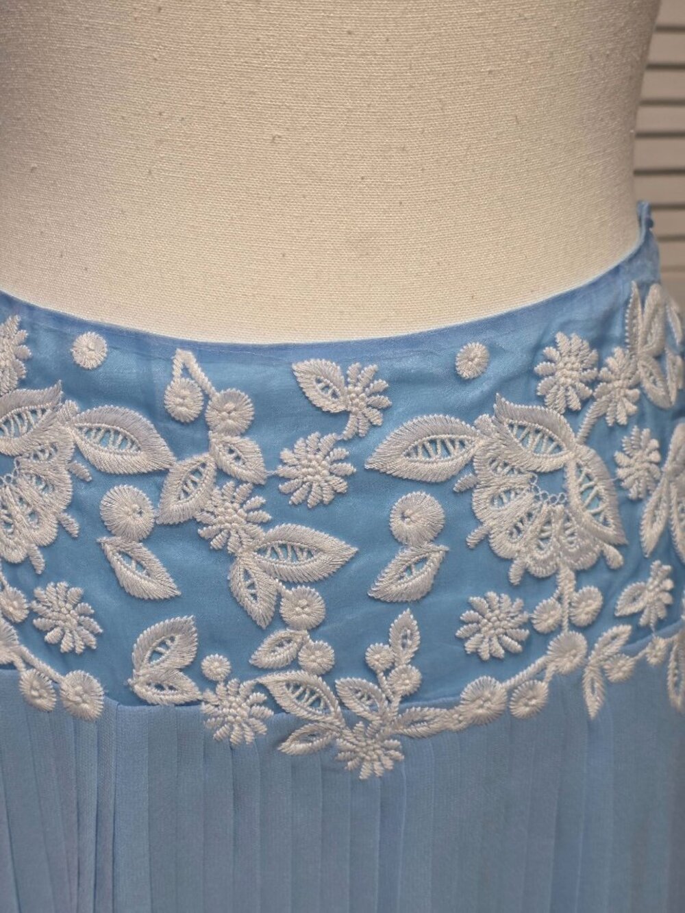 Carlisle Collection Womens Blue Pleated Embroidered White Floral Skirt Sz 4 3894 - Picture 5 of 12